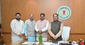 मुख्यमंत्री विष्णु देव साय को बोल बम समिति के संयोजक जितेन्द्र वर्मा ने 17 अगस्त को आयोजित विशाल बोल बम कांवर यात्रा में किया आमंत्रित
