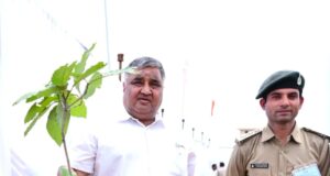 “एक पेड़ माँ के नाम” अभियान के तहत मंत्री राजेश अग्रवाल ने नवीन विधानसभा परिसर में लगाया पौधा…..