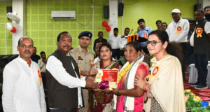 शिक्षक दिवस पर बलरामपुर में जिला स्तरीय समारोह- 21 उत्कृष्ट शिक्षक ज्ञानदीप और शिक्षादूत पुरस्कार से सम्मानित, शिक्षक केवल पाठ्यक्रम पूरा कराने वाला नहीं, बल्कि पीढ़ी का निर्माता- मंत्री रामविचार नेताम…..