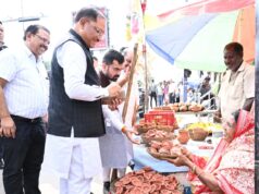 सड़क किनारे पसरे पर अचानक पहुंचे मुख्यमंत्री विष्णु देव साय, मीरा के पसरे से खरीदा ‘आशीर्वाद का दीया’…..
