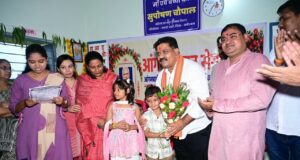 फूल लेकर आए नन्हे कदम, उप मुख्यमंत्री ने बच्चों को गोद में उठाया, बच्चों की मासूमियत ने जीता दिल, दर्रीपारा कवर्धा के आंगनबाड़ी केंद्र में ‘आंगन मिलन सेवा’ में बच्चों से घुले-मिले उप मुख्यमंत्री….
