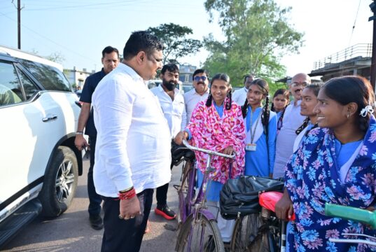 शिक्षा मंत्री गजेन्द्र यादव स्कूल से घर लौट रहे स्कूली बच्चों के बीच पहुंचकर सहज संवाद में जानी पढ़ाई और स्कूल की जरूरतें….